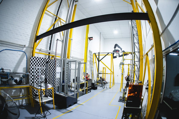 Il nostro laboratorio all'avanguardia dispone di apparecchiature di prova di precisione progettate per simulare scenari di impatto reali e convalidare le prestazioni di protezione.