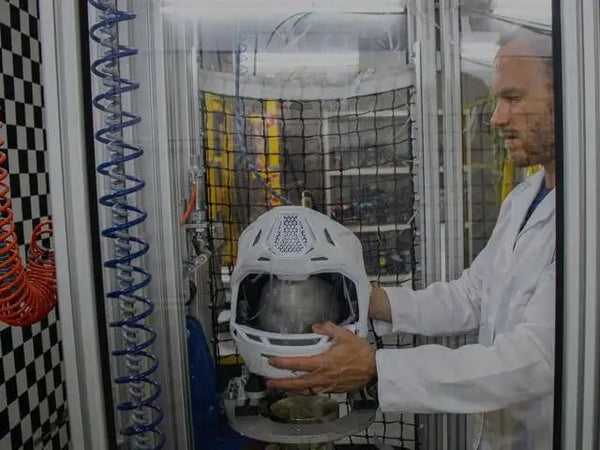 Il nostro team multidisciplinare composto da esperti di biomeccanica, ingegneri e scienziati dei materiali collabora allo sviluppo di tecnologie di protezione all'avanguardia.